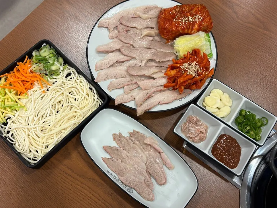 기본으로 나온 파김치와 배추김치