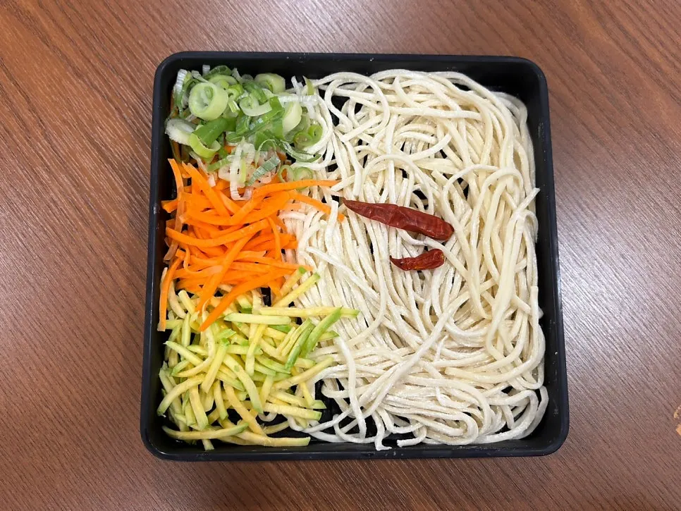 백김치 무김치와 함께 싼 보쌈