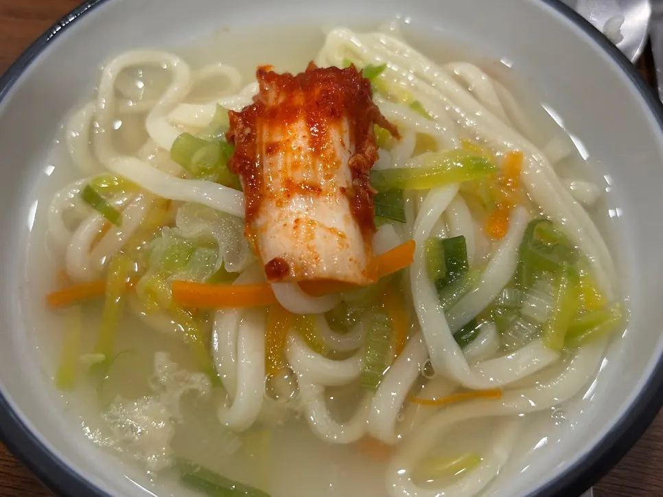 그릇에 덜어낸 칼국수 한 그릇