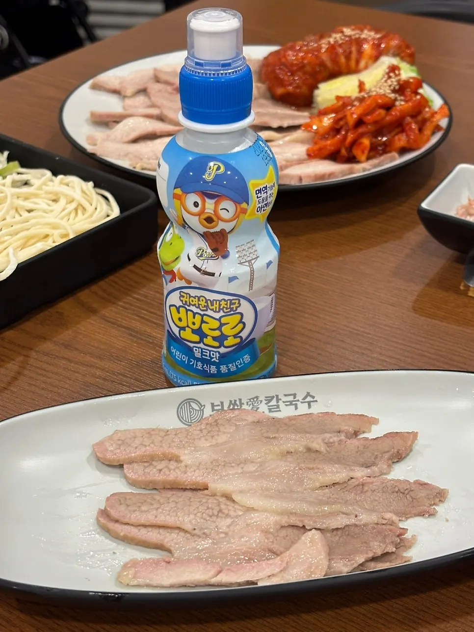 칼국수와 배추김치 조합