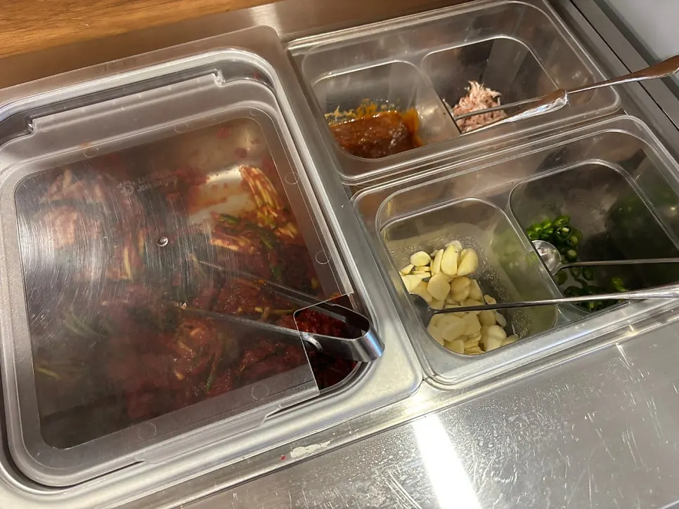 흰쌀밥에 가브리살 보쌈을 올린 아이 밥그릇