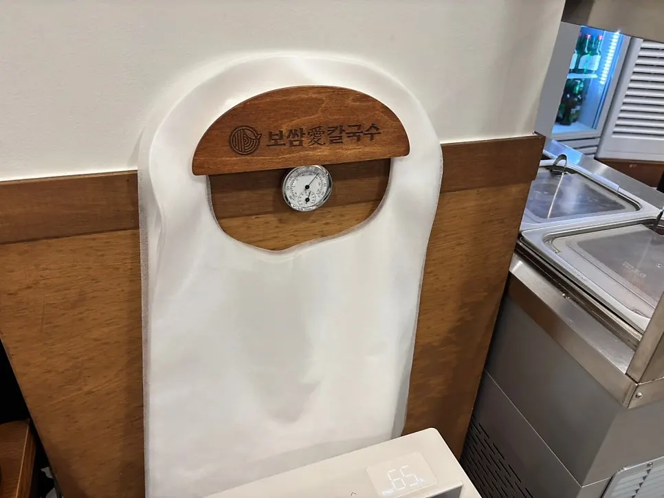 새우젓 쌈장 마늘이 놓인 셀프바