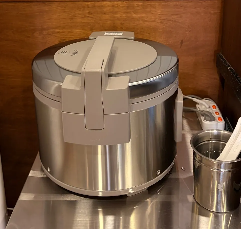 Unlimited refill rice scooped from the self-bar