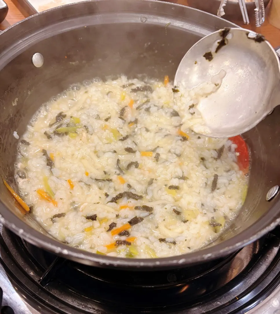 Finished porridge with seaweed flakes and sesame oil