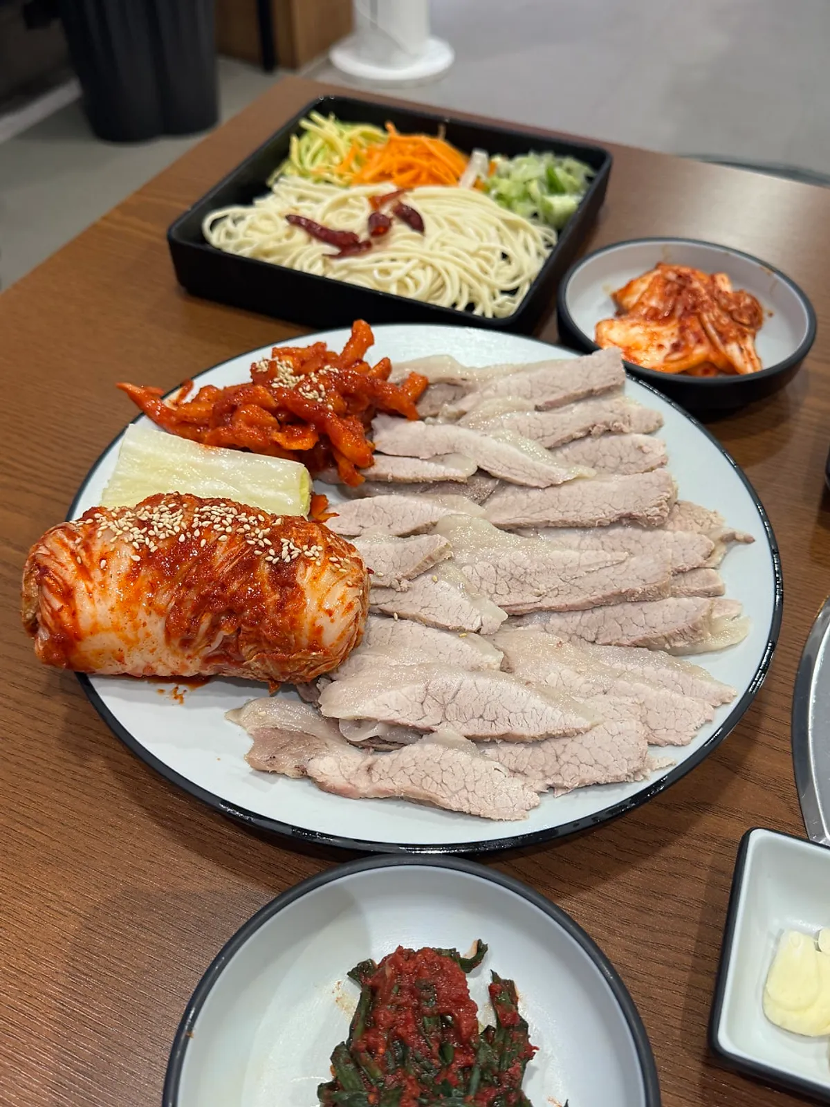 Meja dengan gabrisal bossam dan kalguksu bersama