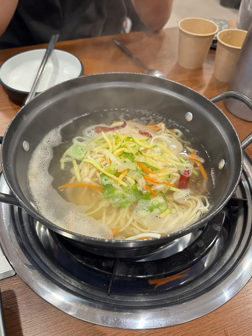 Mi kalguksu dan sayur sebelum dimasukkan ke dalam sup mendidih