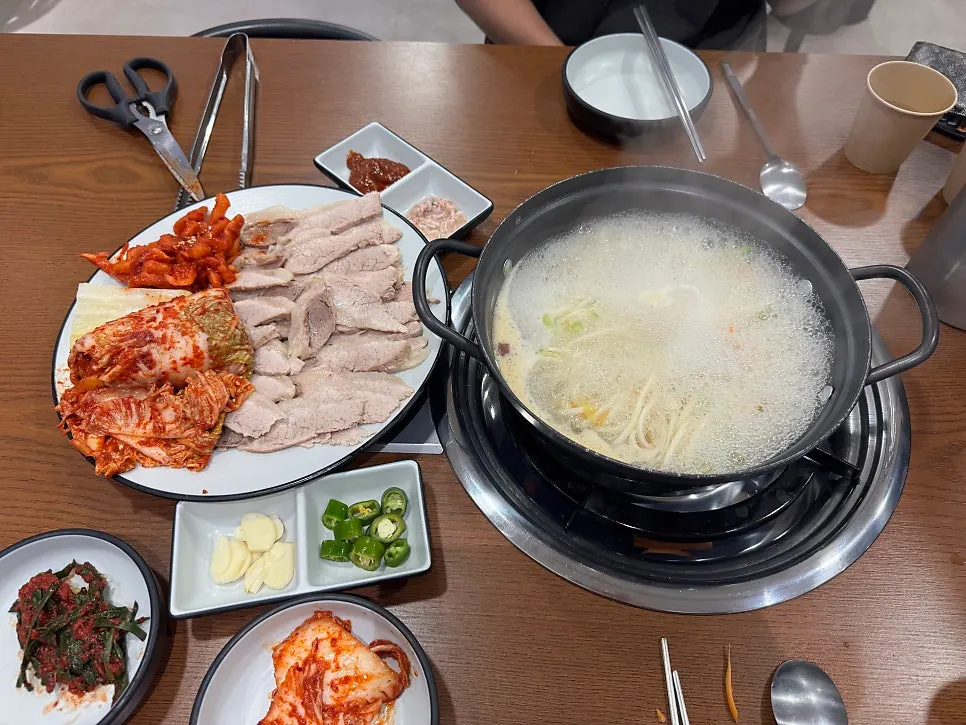 Periuk kalguksu yang sedang mendidih