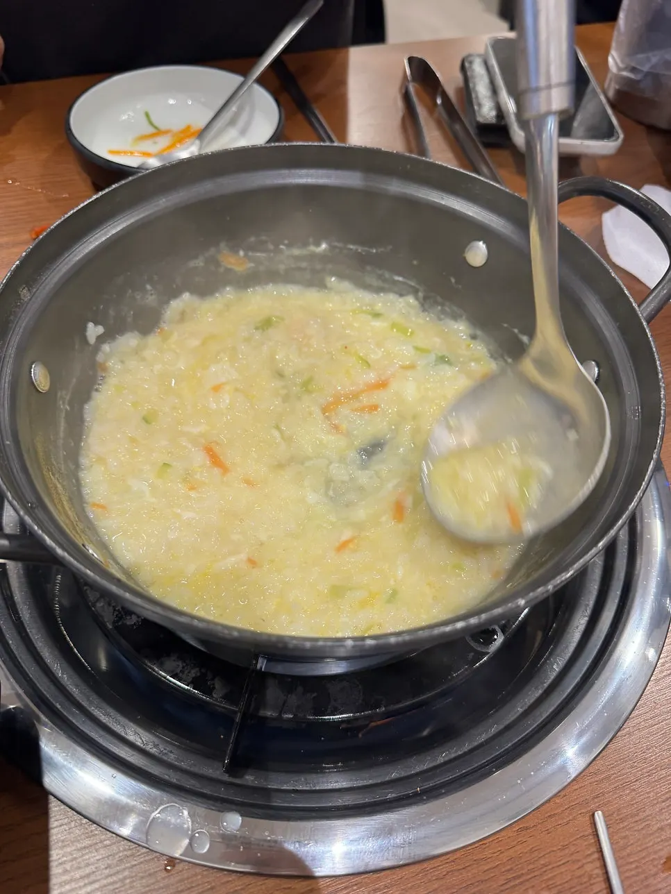 Semangkuk kalguksu panas dengan kuahnya