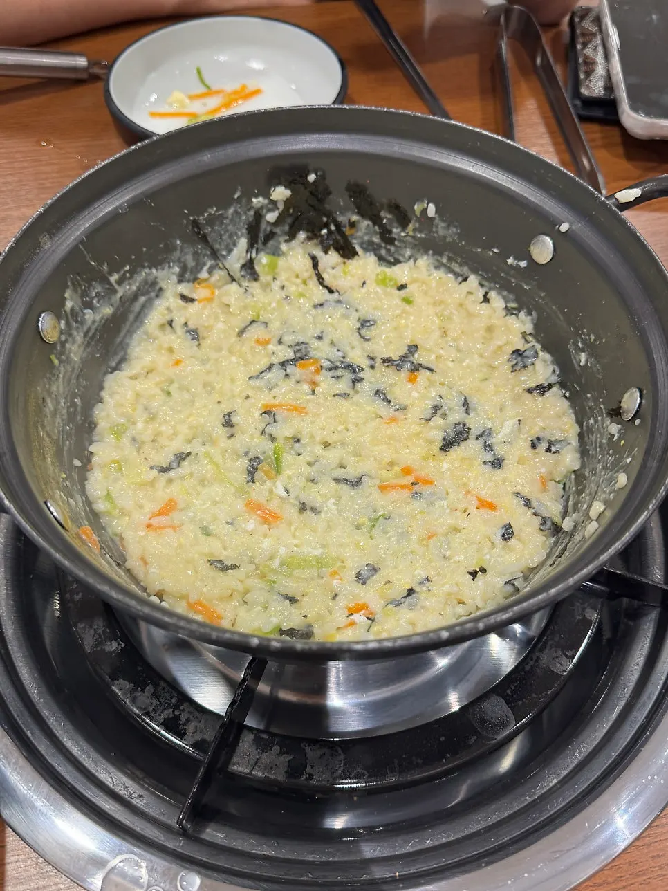 Bubur telur buatan sendiri dengan telur mentah ditambah