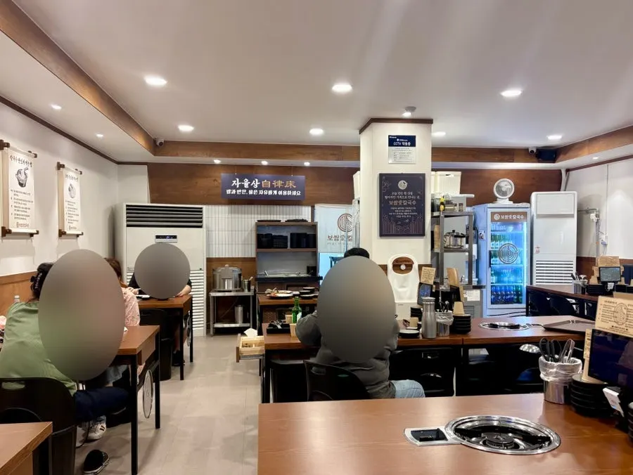 Spacious interior of Bossam Ae Kalguksu Seongnam Sangdaewon Branch