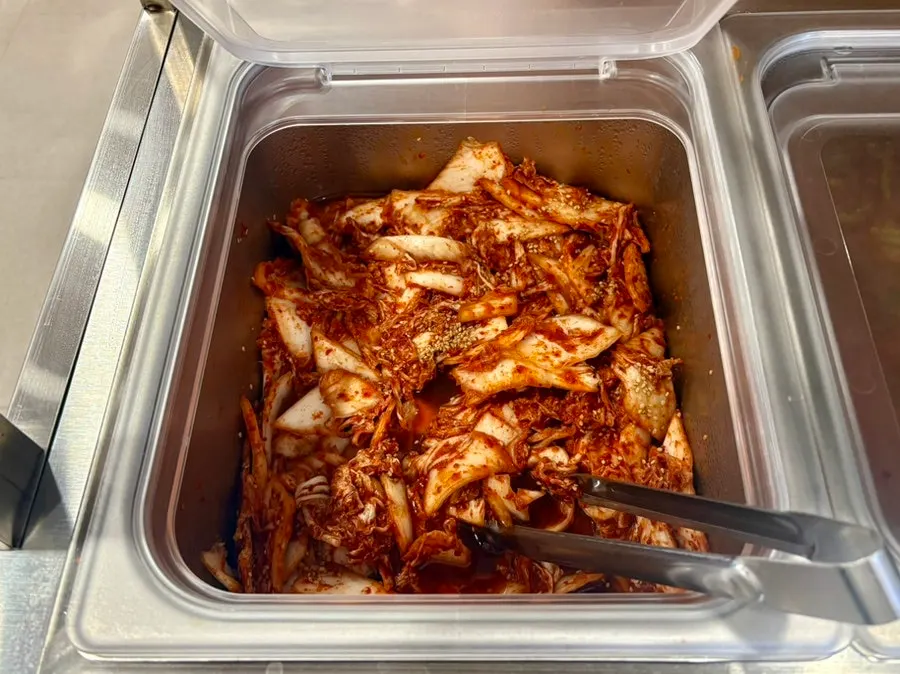 Bossam kimchi and green-onion kimchi accompaniments