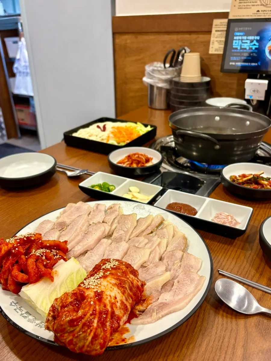 Bossam, DIY fried rice, and Bossam Ae Kalguksu in Sangdaewon-dong, Seongnam