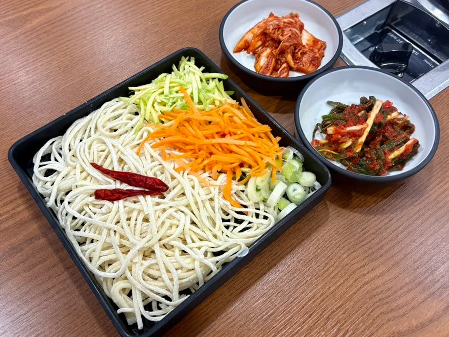 Bossam, DIY fried rice, and Bossam Ae Kalguksu in Sangdaewon-dong, Seongnam