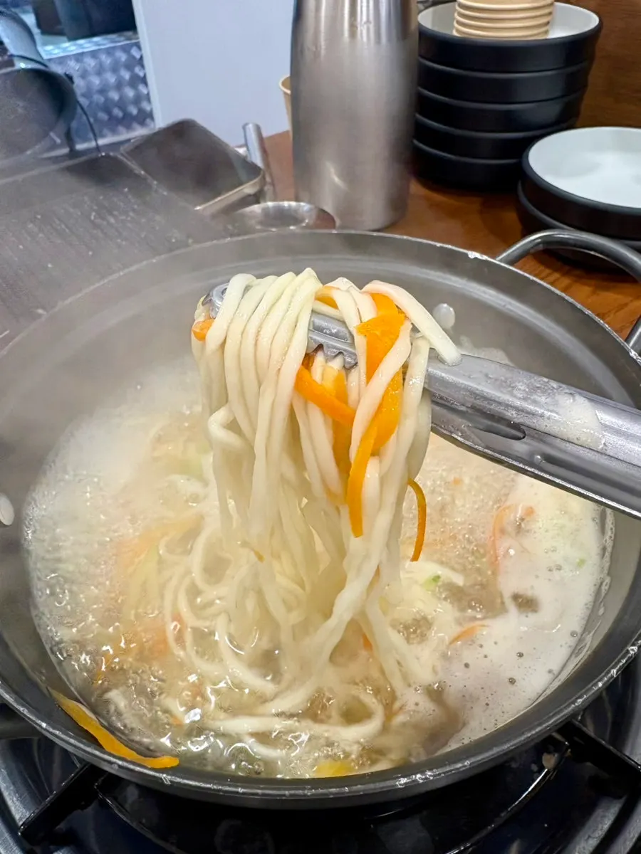 Generous portion of complimentary kalguksu