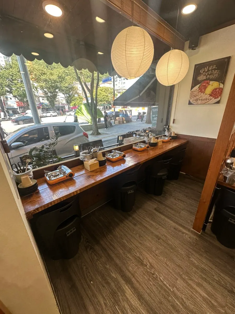 보쌈애칼국수 매장 외관과 주변 거리
