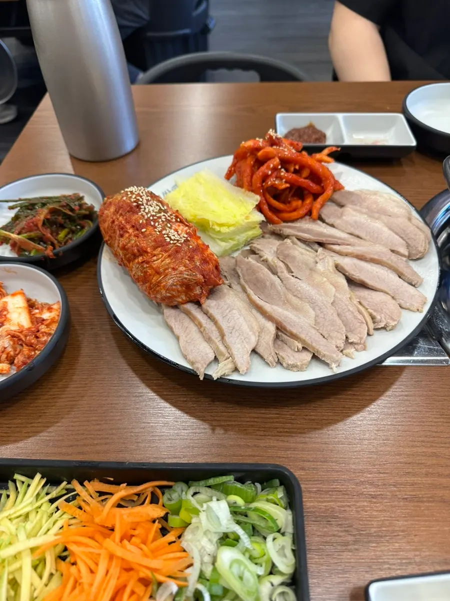 반찬을 담아 먹는 매장 셀프바