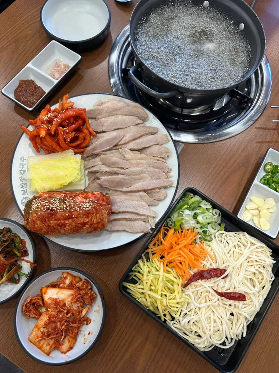 셀프바에 놓인 집게와 가위, 국자