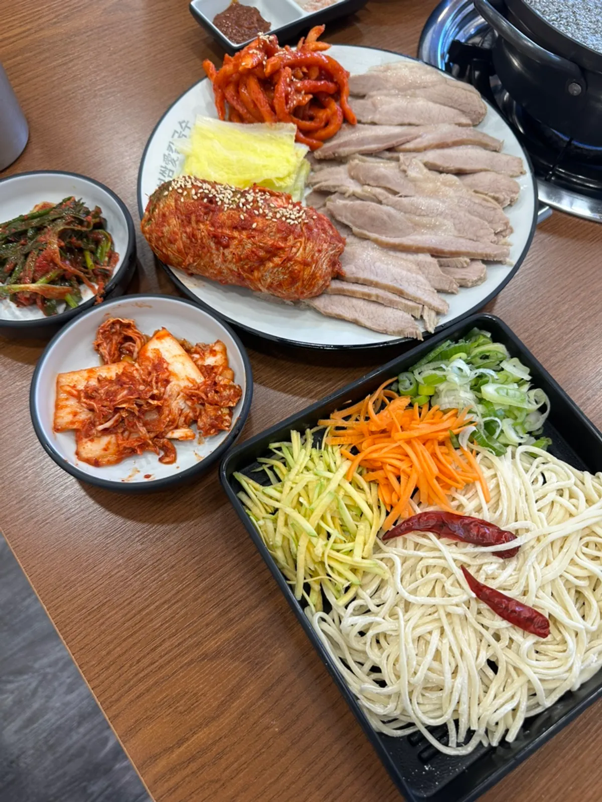 보쌈 S사이즈와 끓고 있는 칼국수 한 상