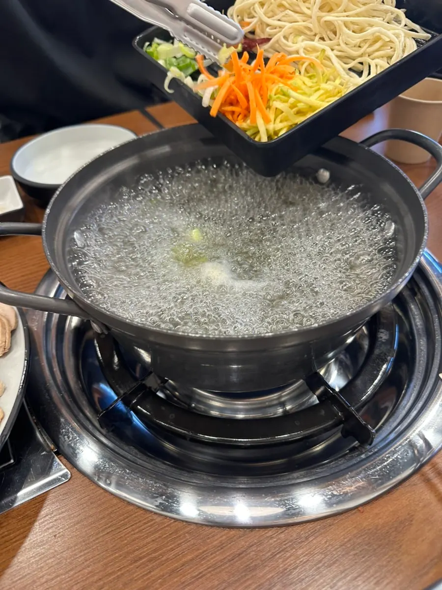 셀프바 옆 대형 밥솥