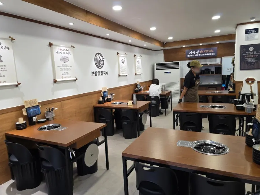 Window solo dining seats
