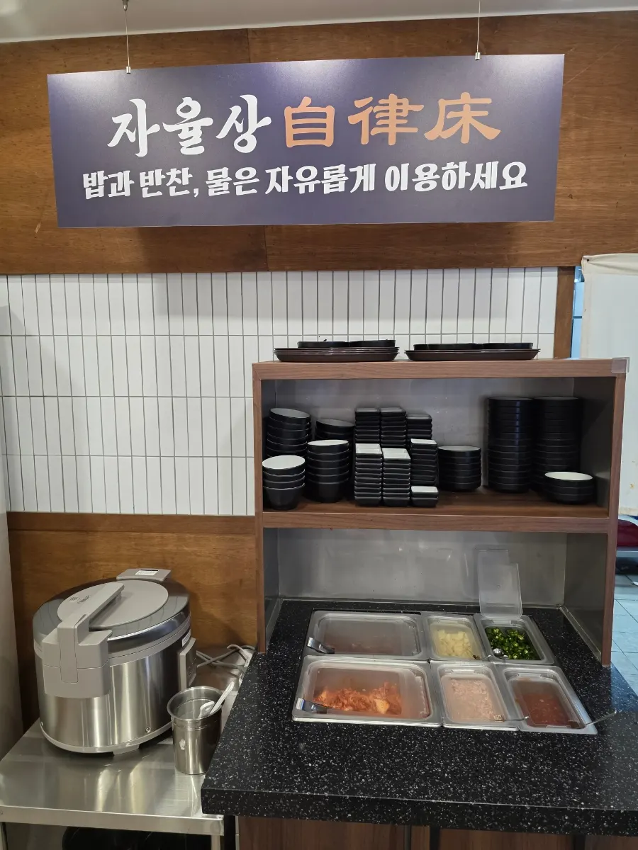 Basic side dishes of scallion kimchi and cabbage kimchi