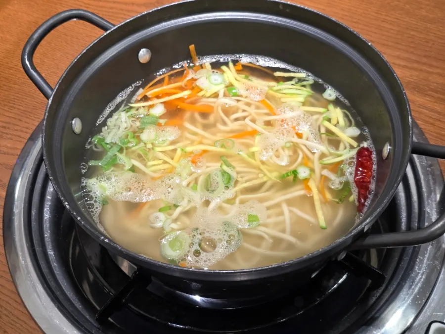 Free kalguksu noodles and vegetable ingredients