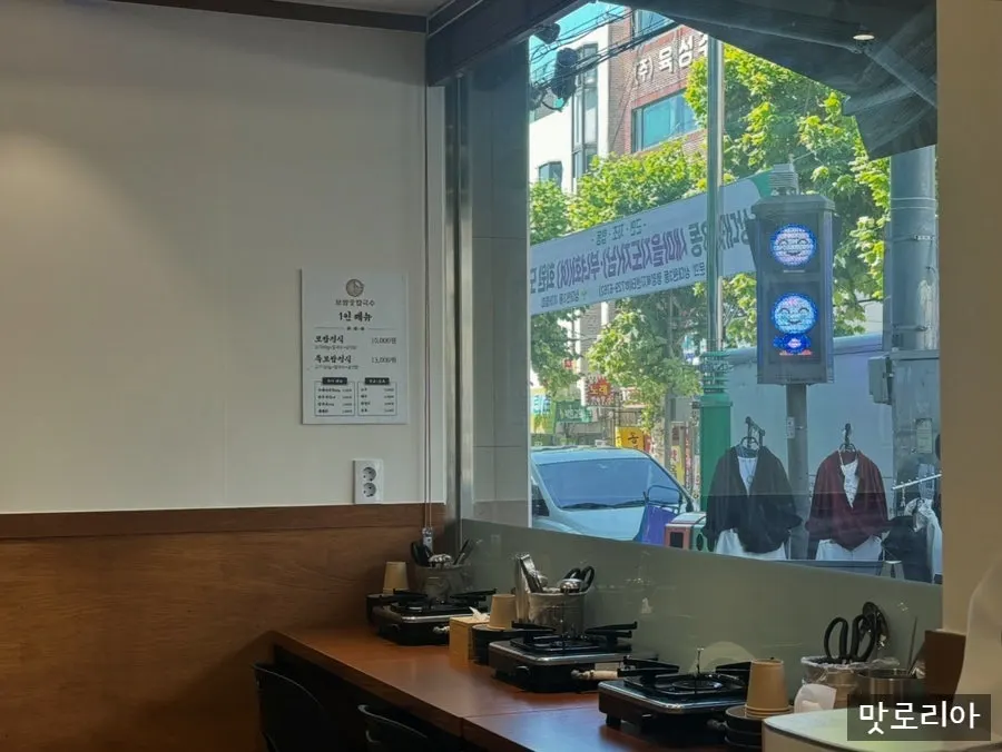 식사 후 여유로울 때 찍은 매장 내부 테이블