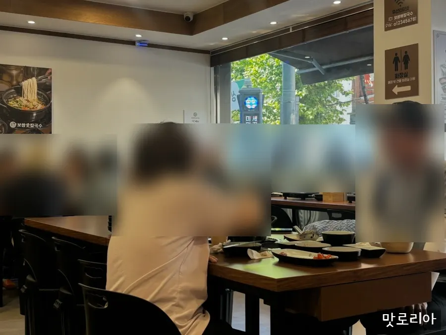 혼밥석이 마련된 보쌈애칼국수 내부
