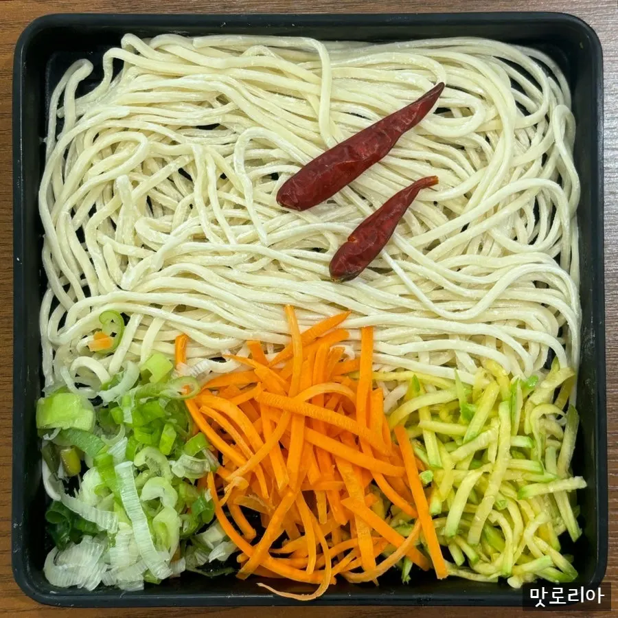서비스로 나온 칼국수 면사리