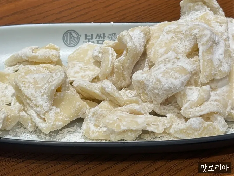 추가 주문한 수제비 사리 접시