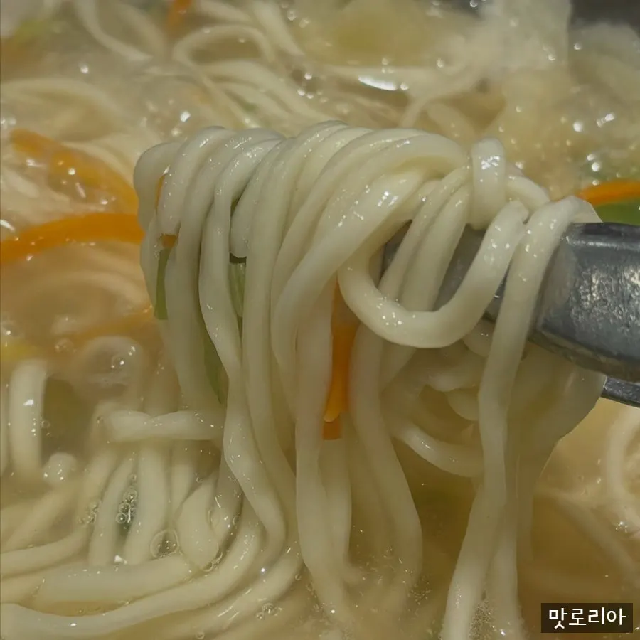 맑은 육수에 끓고 있는 칼국수와 수제비