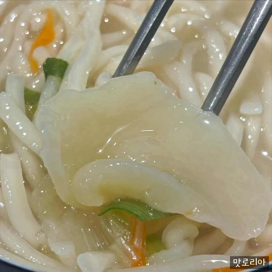다 끓인 칼국수 면을 건져 올린 모습