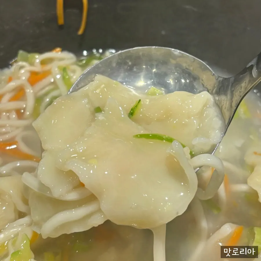 국물과 함께 담은 수제비 한 그릇