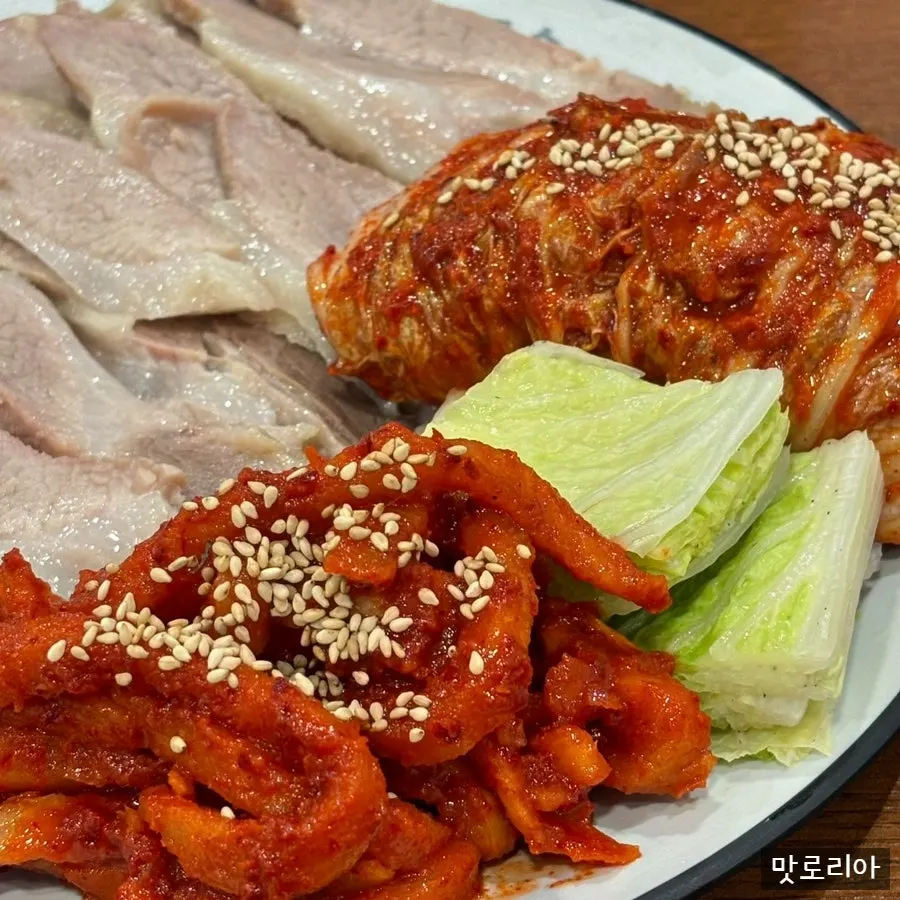 무채김치와 배추김치가 곁들여진 보쌈 접시