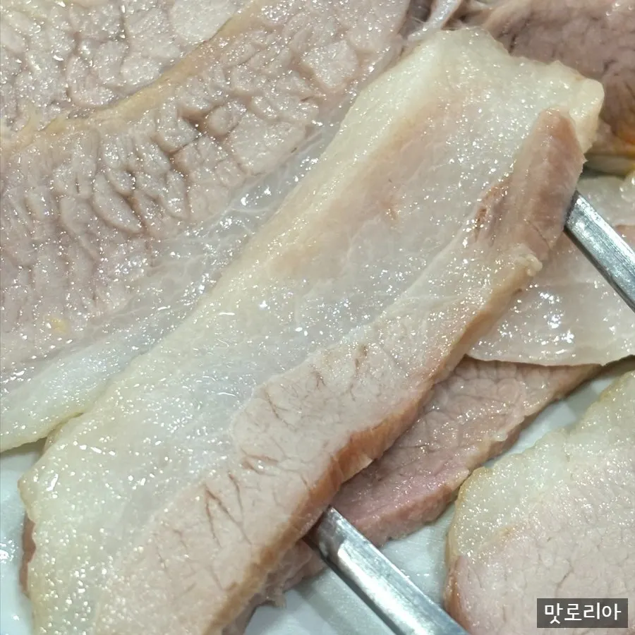 보쌈배추에 고기와 김치를 올린 쌈