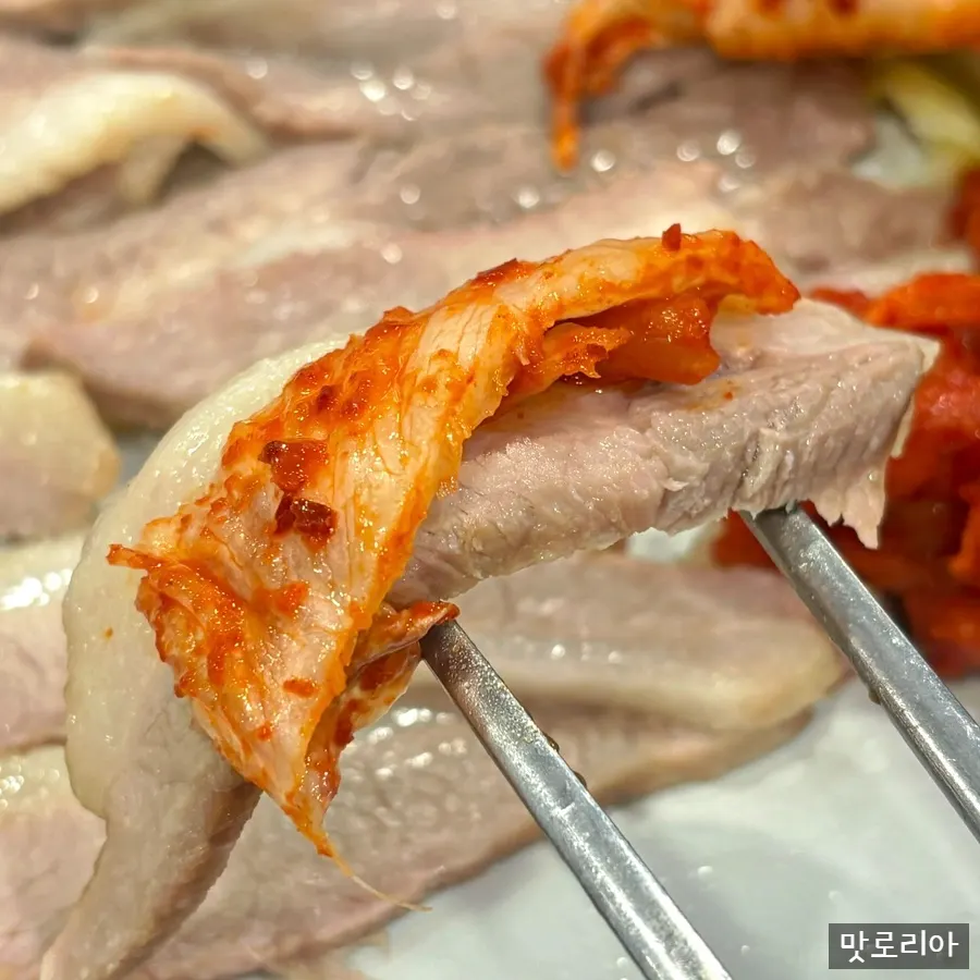 보쌈 한 점과 칼국수 국물 조합