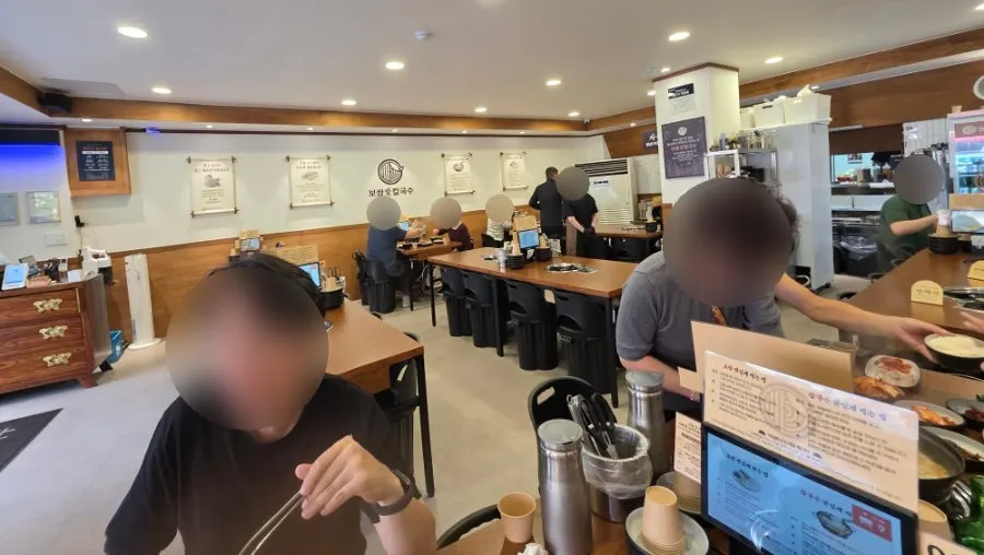 손님이 들어차기 시작한 매장 테이블 전경
