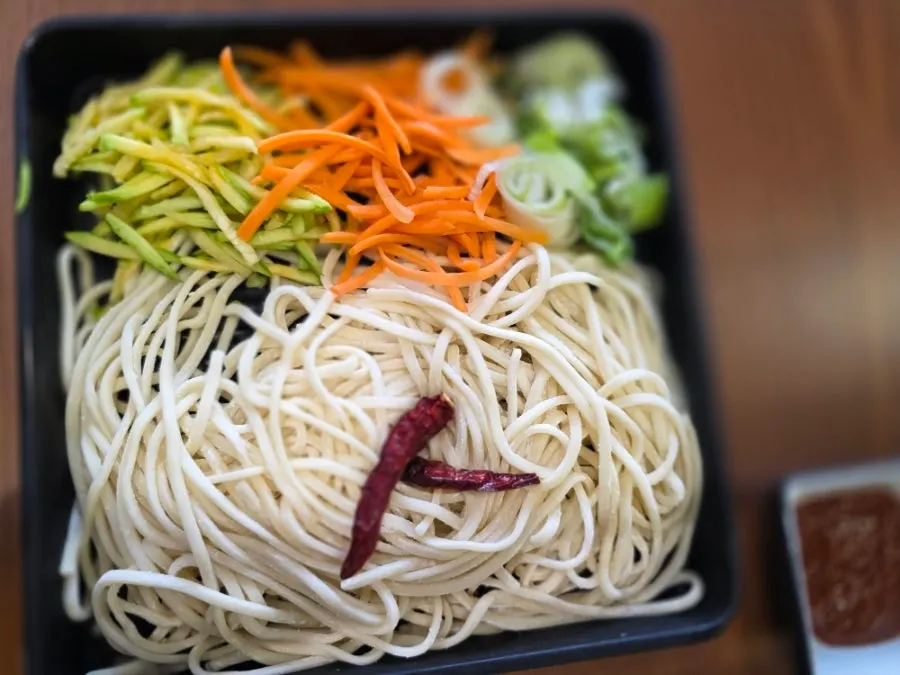 기본 반찬으로 나온 파김치