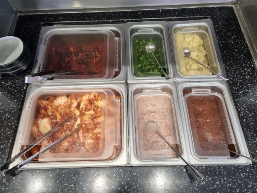 자율상 반찬 통 가까이서 본 모습
