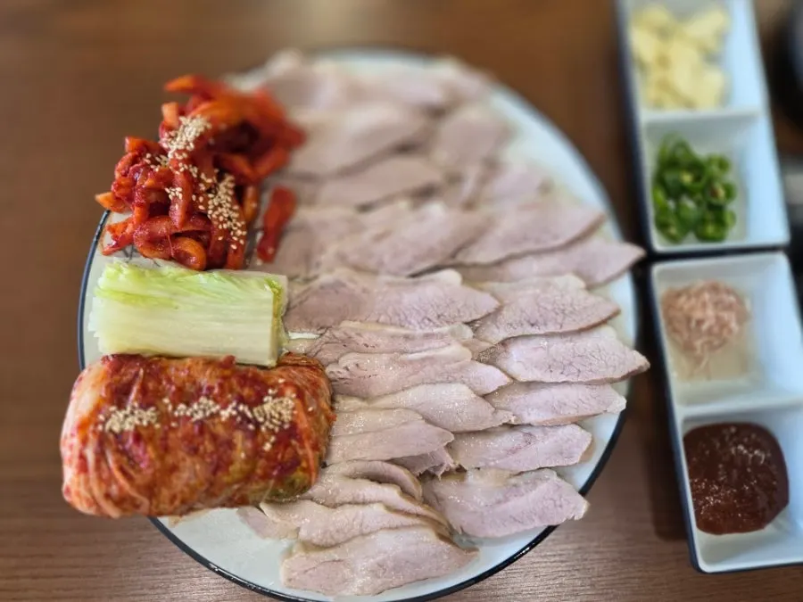 접시에 담겨 나온 가브리살 보쌈 소 2인분