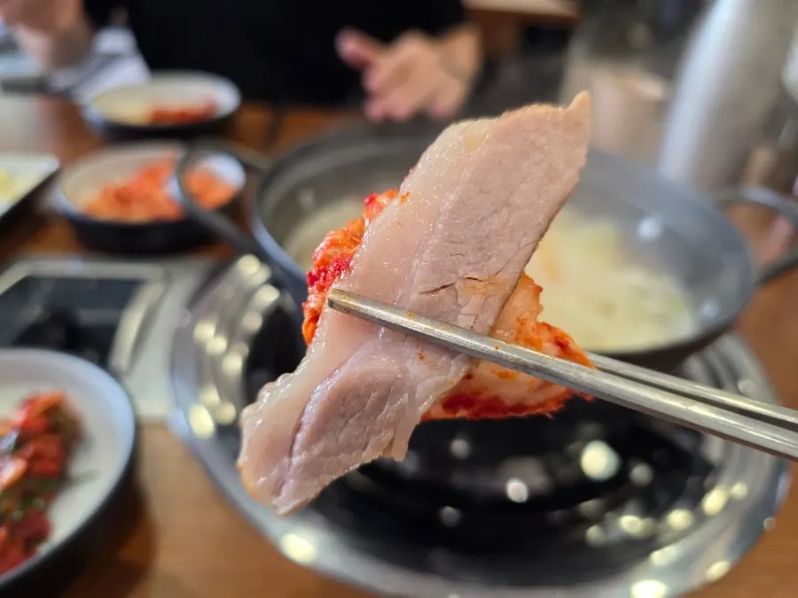 배추에 마늘과 고추, 쌈장을 올린 쌈