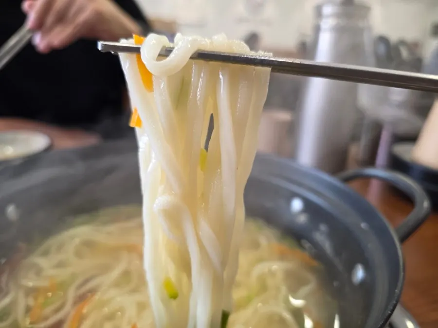 알맞게 익은 서비스 칼국수 한 그릇