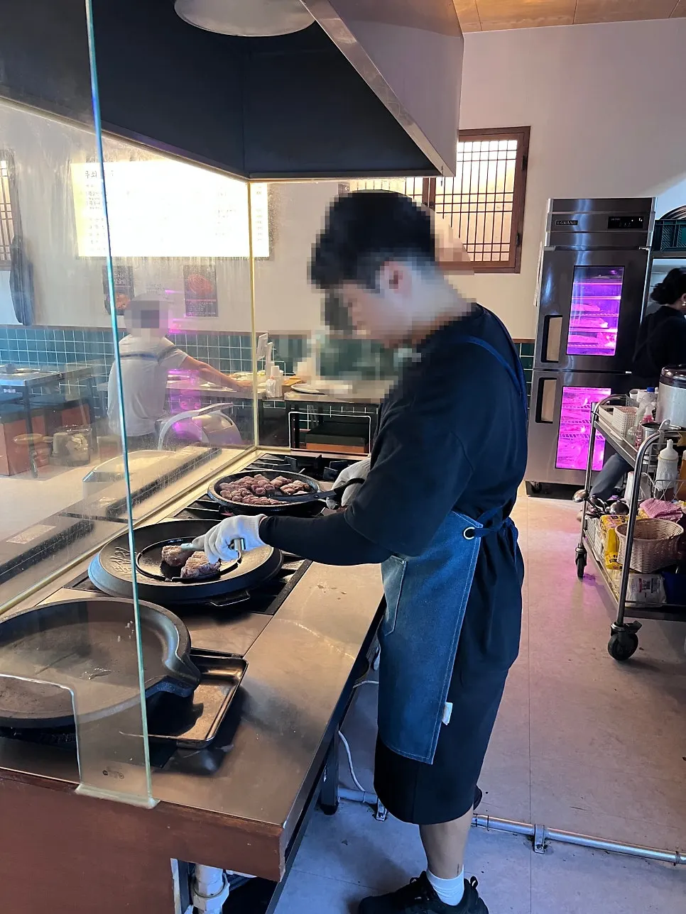 Grilling service zone that blocks meat grease
