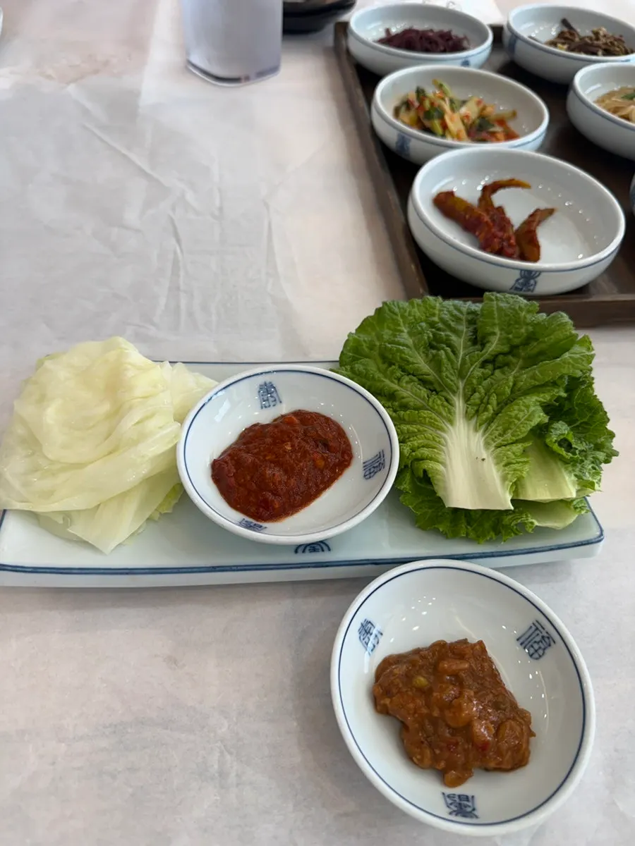 솥밥 한 숟갈 뜬 모습