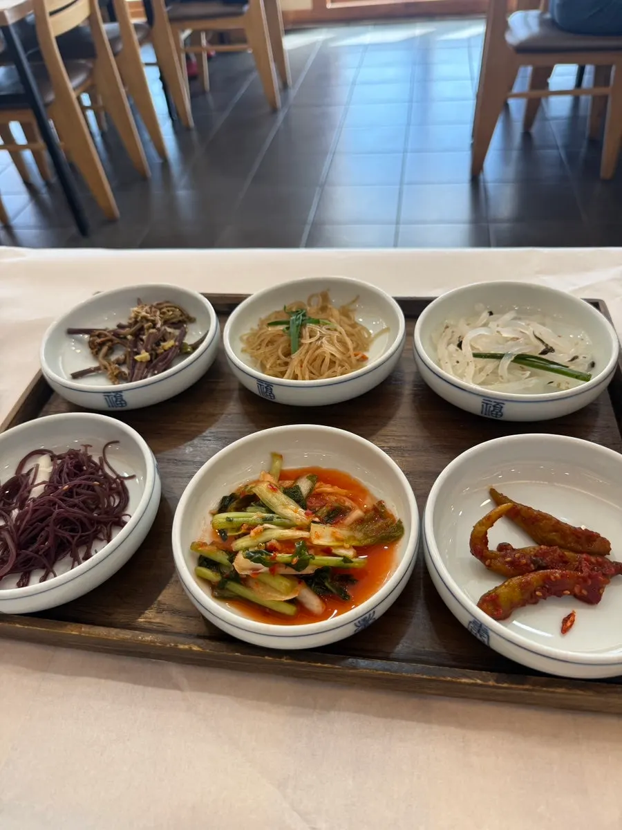 생선 살과 밥을 함께 담은 숟가락