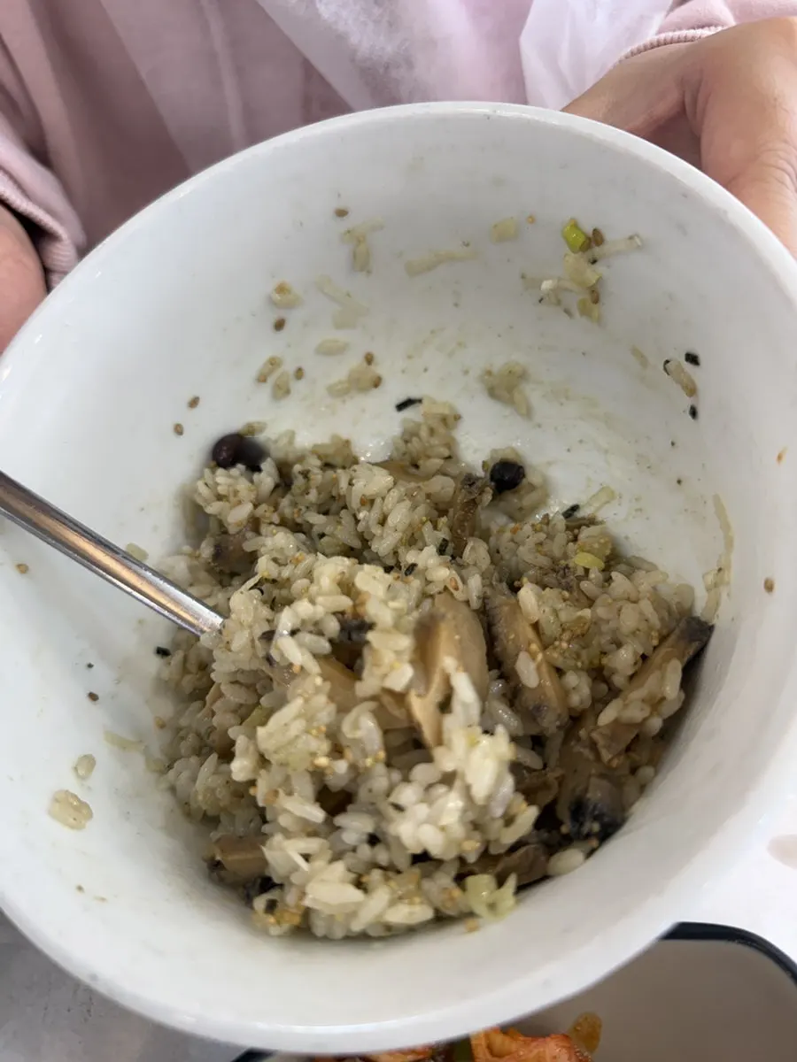 생선조림과 반찬이 놓인 식탁