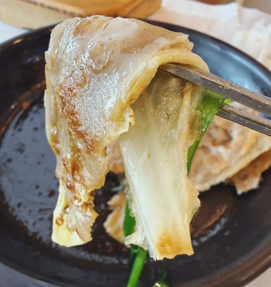 로봇 서빙으로 나온 메밀전 한 접시