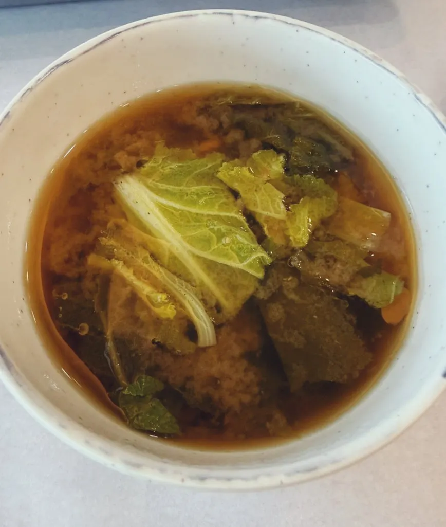 나물과 잡채, 김치가 담긴 반찬 접시