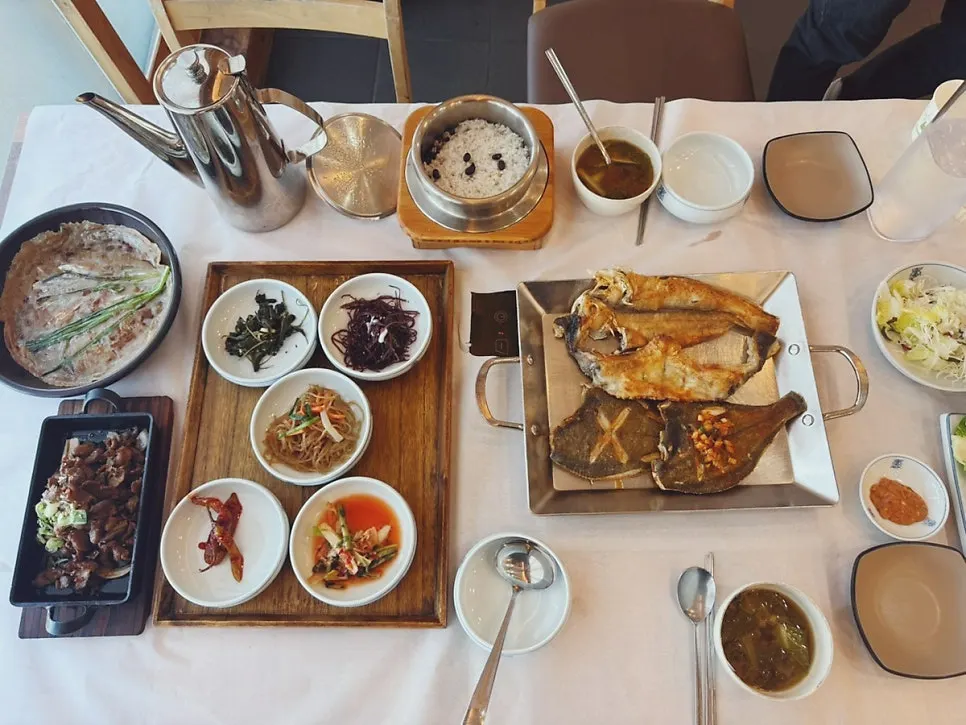 생선구이와 솥밥, 반찬이 차려진 2인 한상
