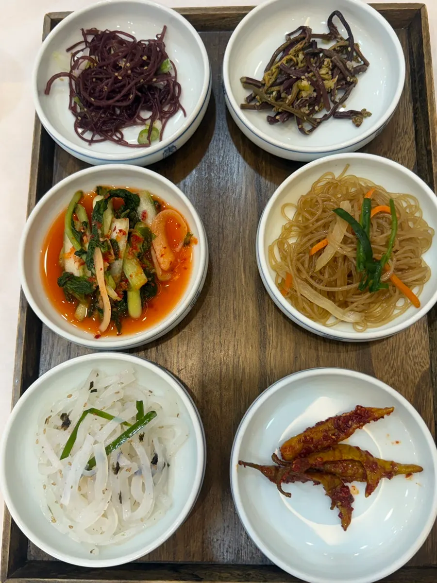 Self-bar with 6 kinds of banchan and wrap vegetables